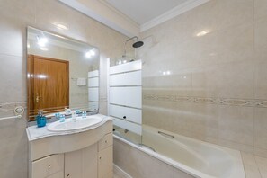 Baignoire, sèche-cheveux, serviettes fournies, savon