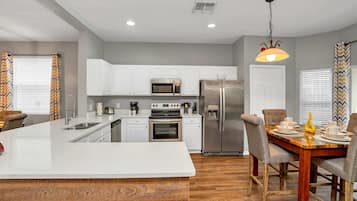 Room (Multiple Bedrooms) | Private kitchen | Fridge, microwave, oven, stovetop