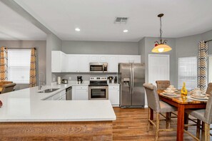 Habitación (Multiple Bedrooms) | Cocina privada | Refrigerador, microondas, horno y parrilla de estufa