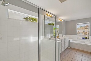 Rum (Multiple Bedrooms) | Badrum | Badkar, hårtork och handdukar