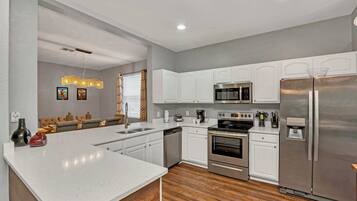 Room (Multiple Bedrooms) | Private kitchen | Fridge, microwave, oven, stovetop