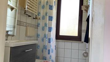 Douche, serviettes fournies, papier toilette