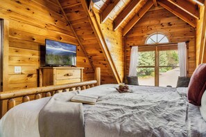 3 bedrooms, desk, iron/ironing board, travel crib