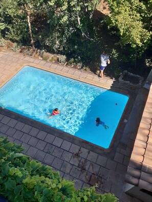 Una piscina al aire libre