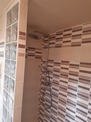 Shower, hair dryer, toilet paper - Résidence Le Brin d'Amour - la belle étoile (Bize-Minervois)