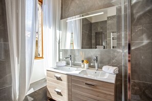 Dusche, Haartrockner, Handtücher