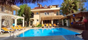 Una piscina al aire libre de temporada