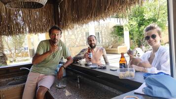 Bar (trong khuôn viên)