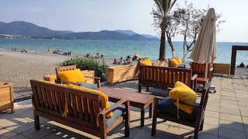 بار على الشاطئ