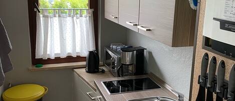 Køleskab, ovn, kogeplade, kaffe-/temaskine