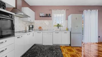 KylskÄp, ugn, diskmaskin och vattenkokare