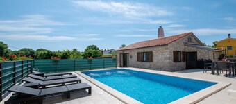 House Plum - Cute Vacation Home With Pool in Labin by 22Estates