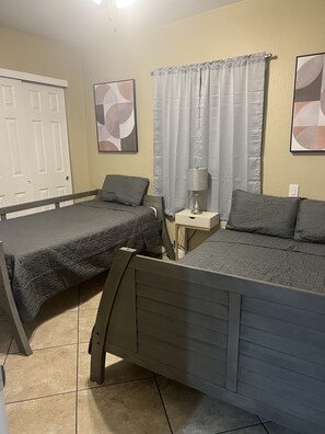 3 habitaciones, escritorio y tabla de planchar con plancha 