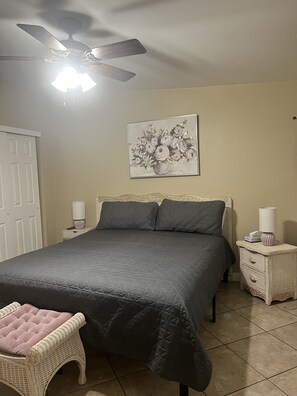3 habitaciones, escritorio y tabla de planchar con plancha 