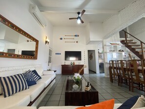 Smart TV, ping pong, offices - IN BÚZIOS-GERIBA! Beautiful, spacious house 5 minutes' walk from the beach (RJ)