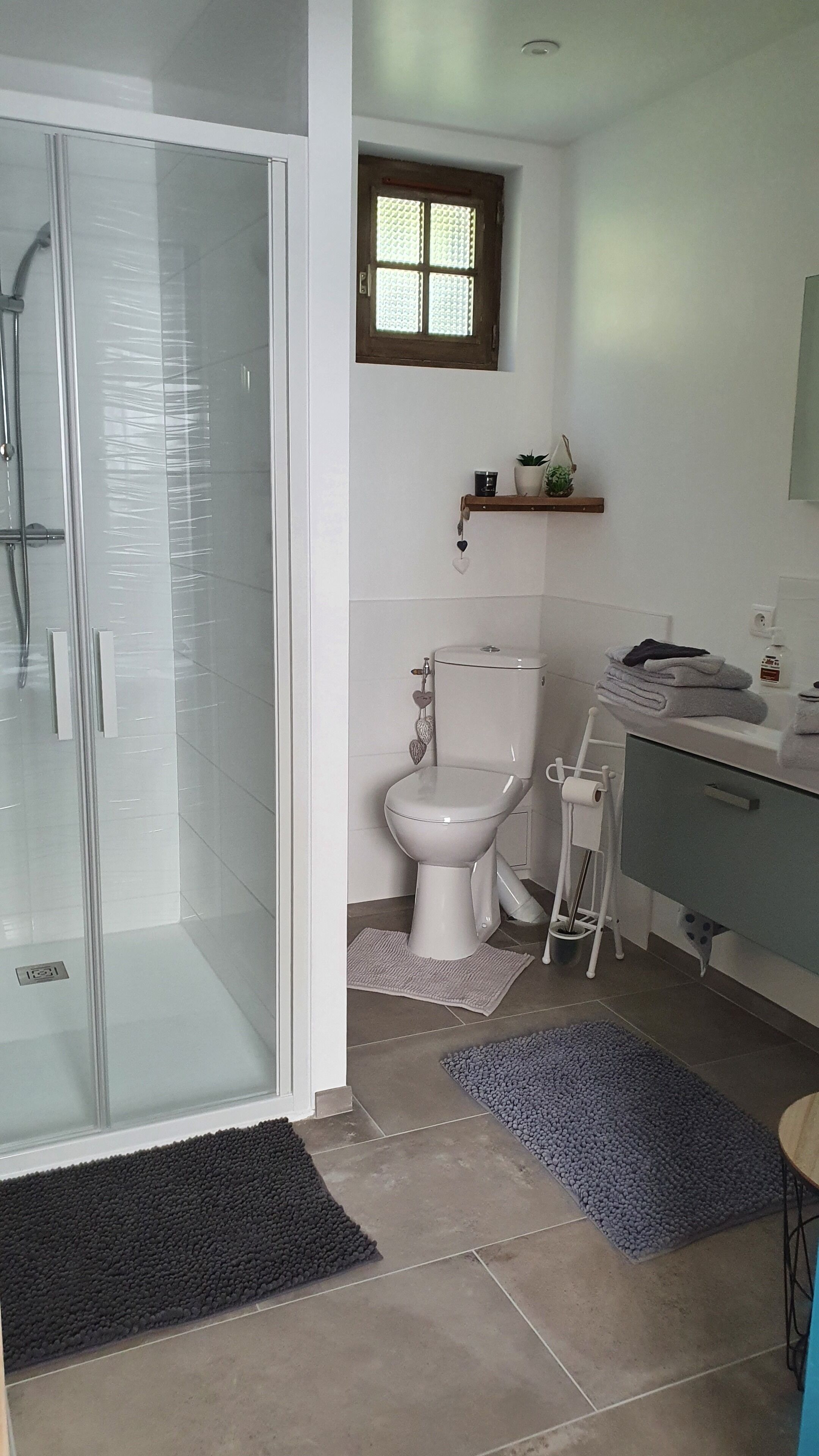 Suihku, pyyhkeet, saippua, vessapaperi