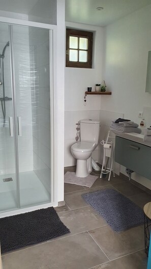 Douche, serviettes fournies, savon, papier toilette