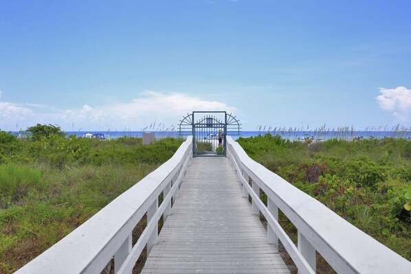 Appartamento, letti multipli (Rare beachfront condo with pool, spa ) | Spiaggia | Sulla spiaggia