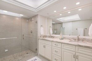 Appartamento, letti multipli (Rare beachfront condo with pool, spa ) | Bagno