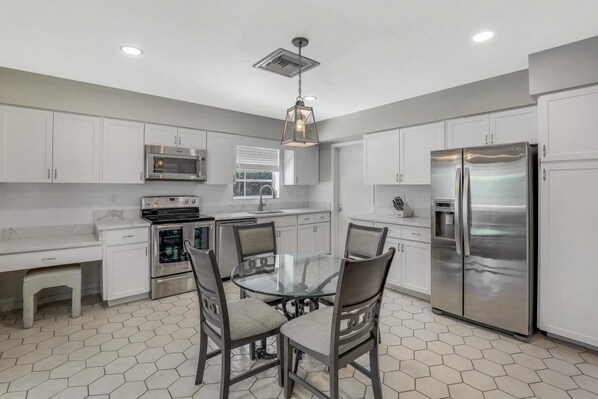 Private kitchen - Home on Water With Pool/lanai Kitchen/walk to Beach (Marco Island)