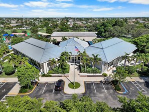 Appart'hôtel, 1 très grand lit (Attractive beachfront condo with pool) | Extérieur