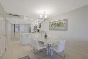 Condo, 1 cama King size (Attractive beachfront condo with pool) | Cocina privada