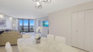 Apartment, 1 King-Bett (Attractive beachfront condo with pool) | Wohnzimmer