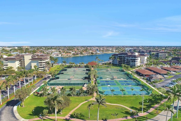 Condo, 1 cama King size (Attractive beachfront condo with pool) | Alberca | Alberca climatizada 