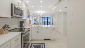Apartment, 1 King-Bett (Attractive beachfront condo with pool) | Eigene Küche