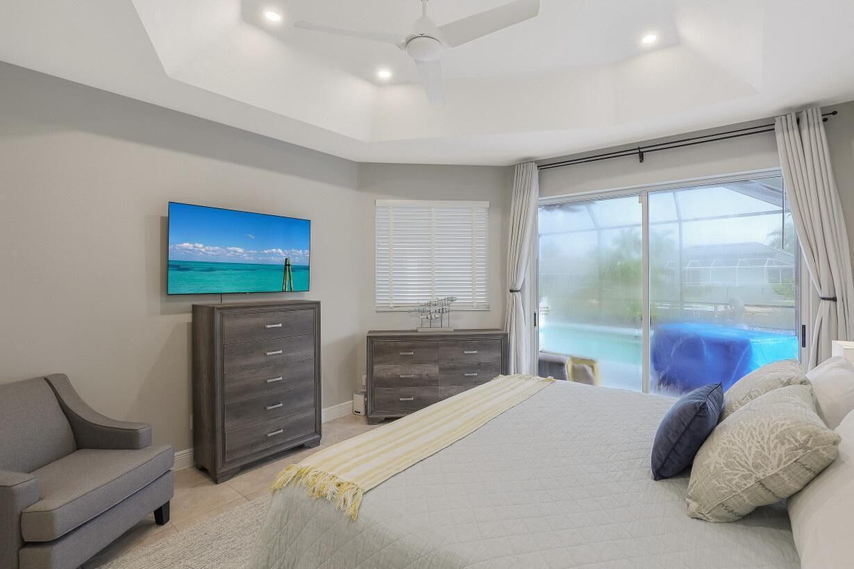 Nhà, nhiều giường (Waterfront home on key lot with pool ) | 4 phòng ngủ 