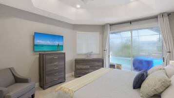 Nhà, nhiều giường (Waterfront home on key lot with pool ) | 4 phòng ngủ