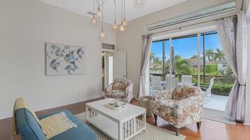 House, Berbilang Katil (Waterfront home on key lot with pool ) | Ruang tamu