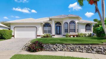 House, Berbilang Katil (Waterfront home on key lot with pool ) | Bahagian luar