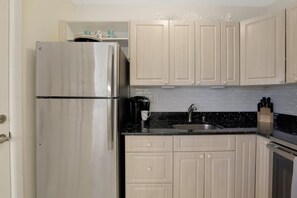 Leilighet, 1 queensize-seng med sovesofa (Peaceful condo with pool and brief wa) | Eget kjøkken