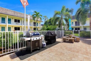 公寓式客房, 1 张大床和 1 张沙发床 (Peaceful condo with pool and brief wa) | 室外用餐