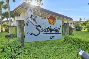 Leilighet, 1 queensize-seng med sovesofa (Peaceful condo with pool and brief wa) | Overnattingsstedets uteområder