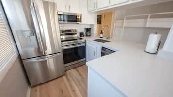 Geladeira, micro-ondas, fogão, cooktop