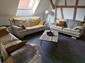 TV connectée, baby-foot, table de tennis de table, livres