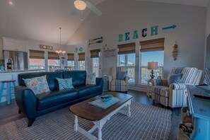 Smart TV - Great home in Sea Isle! Short distance to the Beach! (Galveston)