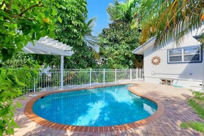 Casa, varias camas (Unique waterfront home in Olde Marco ) | Piscina | Una piscina climatizada