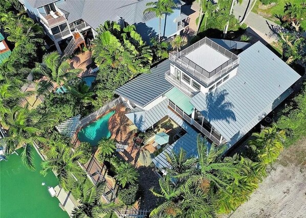 Maison, plusieurs lits (Unique waterfront home in Olde Marco ) | Enceinte de l’hébergement