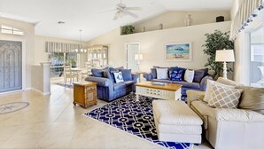 独立别墅, 多张床 (Peaceful Waterfront home with pool an) | 客厅