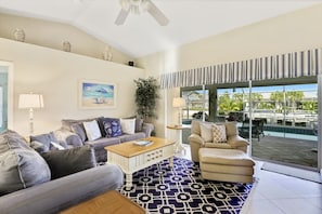 บ้านพัก, หลายเตียง (Peaceful Waterfront home with pool an) | ห้องนั่งเล่น