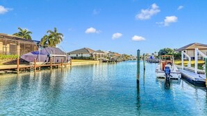 独立别墅, 多张床 (Peaceful Waterfront home with pool an) | 泳池 | 恒温泳池