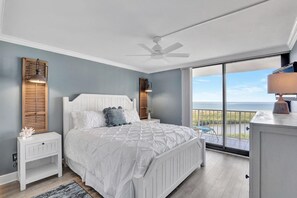 Condo, 1 très grand lit et 1 canapé-lit (Beachfront condo with pool, gym and t) | 2 chambres