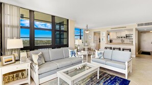 Appartement, 1 kingsize bed met slaapbank (Beachfront condo with pool, gym and t) | Woonkamer