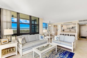 Condo, 1 cama King size y sofá cama (Beachfront condo with pool, gym and t) | Sala de estar