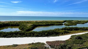 Appartement, 1 kingsize bed met slaapbank (Beachfront condo with pool, gym and t) | Terrein van de accommodatie