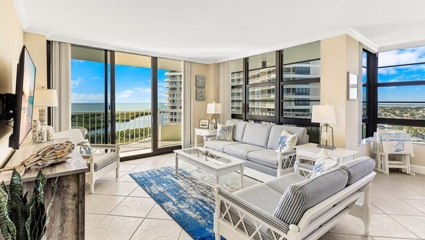Appartement, 1 kingsize bed met slaapbank (Beachfront condo with pool, gym and t) | Woonruimte