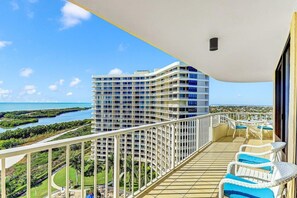 公寓客房, 1 張特大雙人床和 1 張沙發床 (Beachfront condo with pool, gym and t) | 陽台